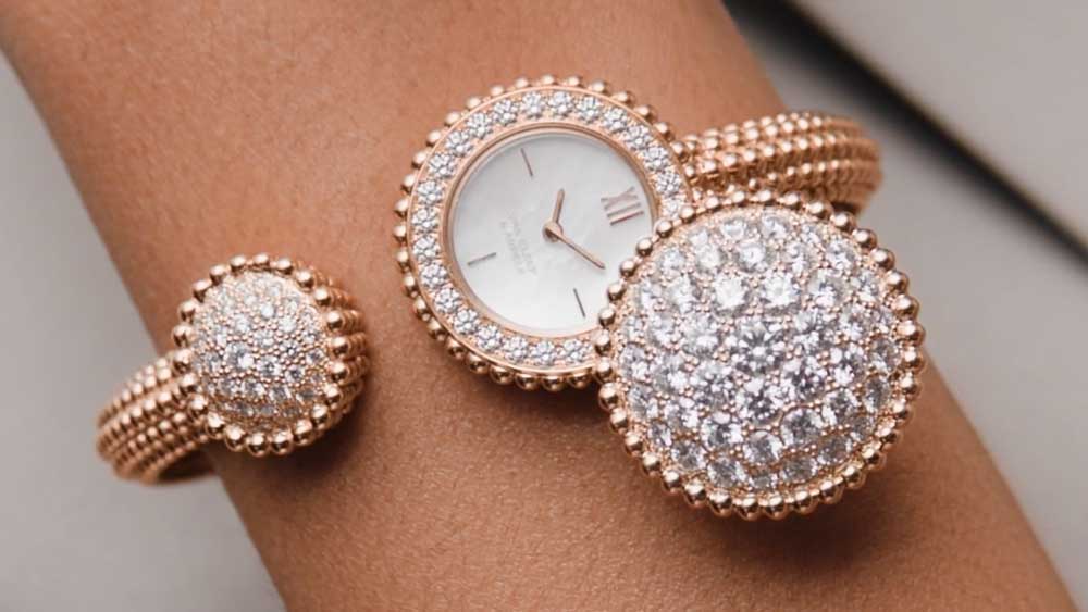 Van Cleef & Arpels rinnova Perl&eacute;e, il gioiello che gioca con la luce