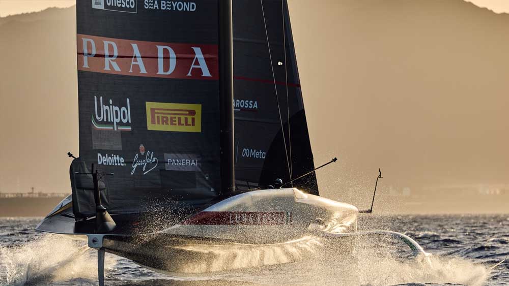 Luna Rossa torna a volare nelle acque di Cagliari