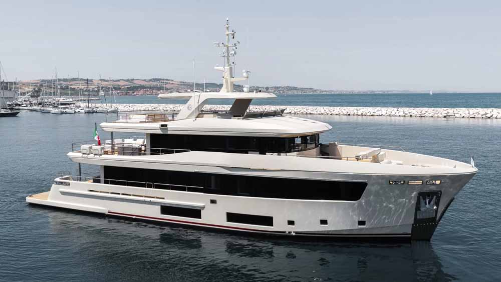 Cantiere delle Marche vara Ammonite, il nuovo explorer yacht Nauta Air 110